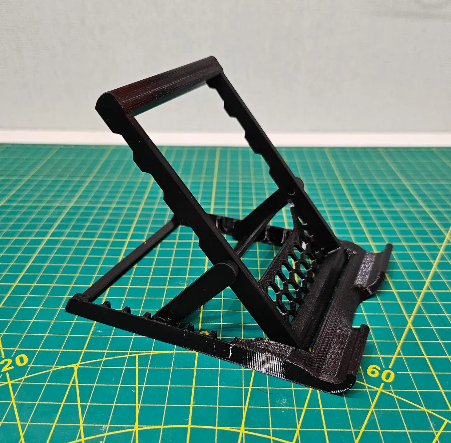 Tablet Stand – Low-Profile, Sturdy & Desk-Ready